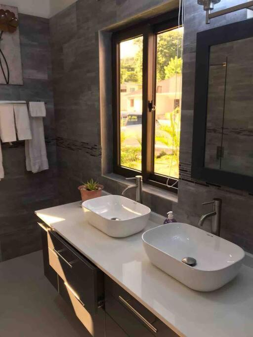 Sun Shine Luxury Villas 2 Bedroom Pool & Gym Ocho Rios St Ann Eksteriør bilde