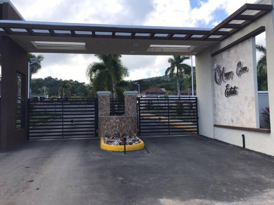 Sun Shine Luxury Villas 2 Bedroom Pool & Gym Ocho Rios St Ann Eksteriør bilde
