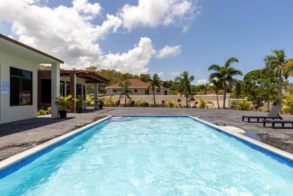 Sun Shine Luxury Villas 2 Bedroom Pool & Gym Ocho Rios St Ann Eksteriør bilde