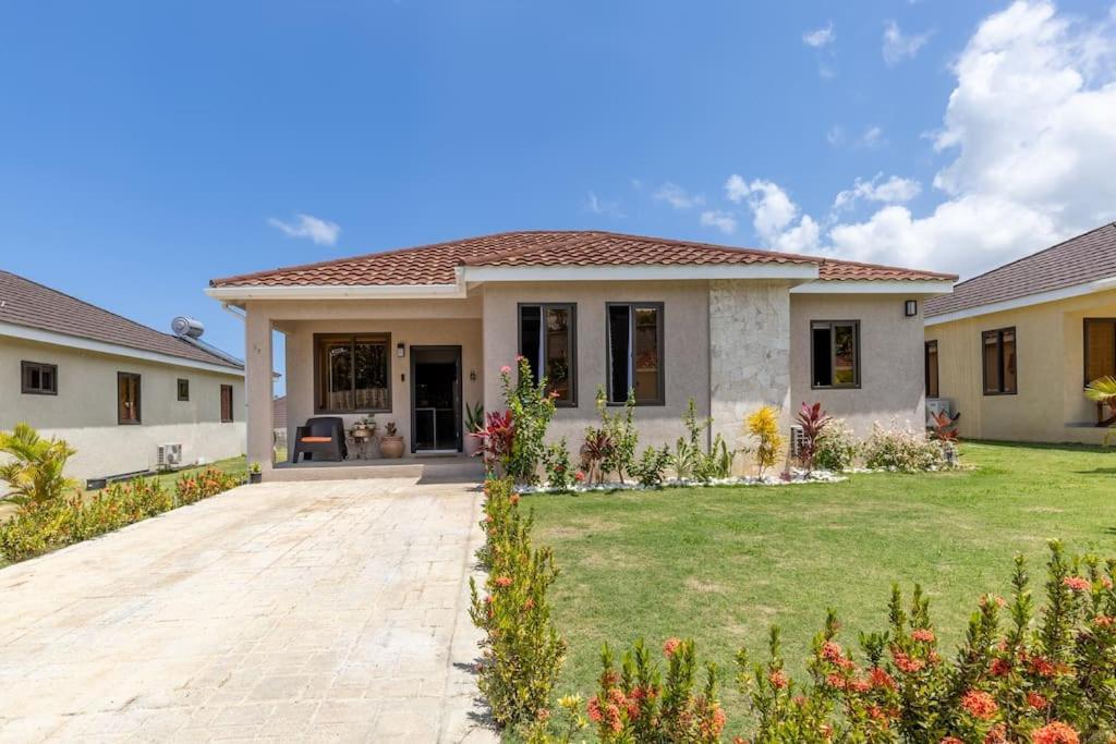 Sun Shine Luxury Villas 2 Bedroom Pool & Gym Ocho Rios St Ann Eksteriør bilde
